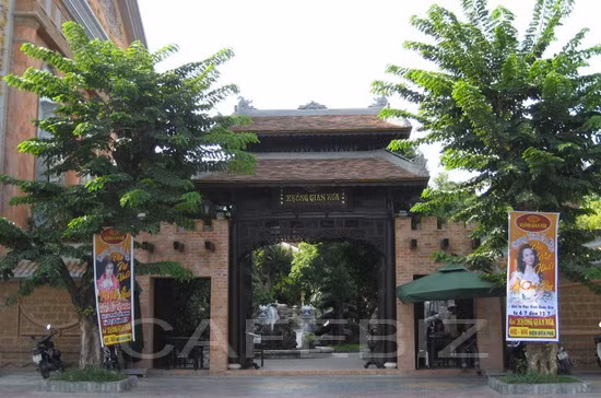 Giữa phố thị ồn ào và náo nhiệt, xuất hiện một khu văn hóa mang tên “Không Gian Xưa” tọa lạc tại địa chỉ 402-404 Điện Biên Phủ, TP. Đà Nẵng mang đậm chất quê, in đậm dấu ấn tâm hồn Việt với không gian gần gũi cùng thiên nhiên và kiến trúc cổ...