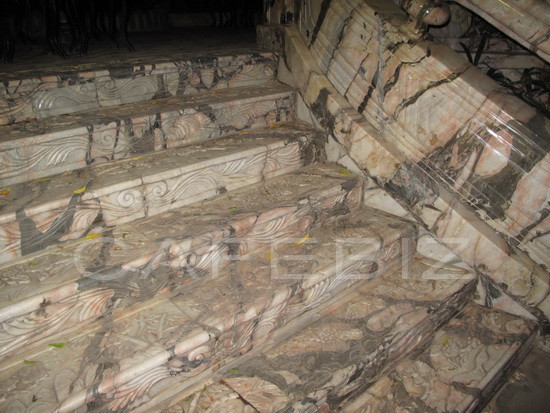 Các bậc thang trong quán cà phê hoàn toàn được làm bằng đá chạm bằng tay do các nghệ nhân tại Non Nước - Ninh Bình chế tác.