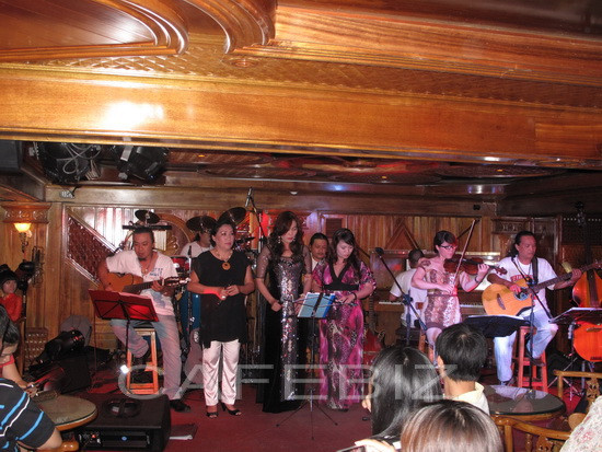 Nơi đây hàng đêm sẽ có ca nhạc theo yêu cầu, khách uống cafe có thể yêu cầu bài hát mà họ thích, nếu không có ca sỹ hát hay được bài đó, nhân viên sẽ lập tức gọi thêm ca sỹ đến phục vụ cho nhu cầu của khách mà khách không phải trả thêm một khoản phí nào.