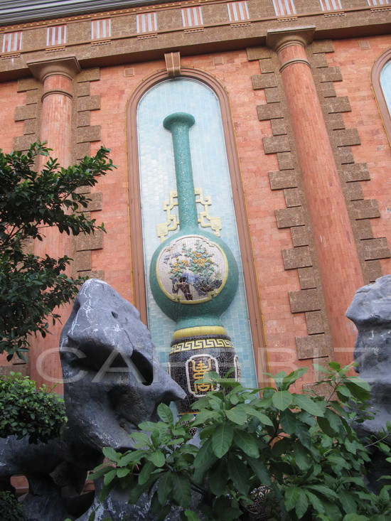 Để có được một quán cà phê Không Gian Xưa hoành tráng như thế này, chủ đầu tư đã phải bỏ ra tới 470 tỷ đồng và xây dựng suốt hơn 3 năm mới xong. Ngay sau cửa ra vào, ở phía bên tay trái là bộ tứ bình tạo nên tổng thể 4 mùa Xuân-Hạ-Thu-Đông và Mai-Lan-Cúc-Trúc. Bộ tứ bình này được gắn ngay ngắn trên bức tường làm bằng gạch cổ, xây cao