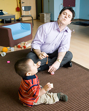 Cha mẹ có thể dạy trẻ nói khi cùng chơi với trẻ. (Ảnh minh họa). Cha mẹ có thể dạy trẻ nói khi cùng chơi với trẻ. (Ảnh minh họa).