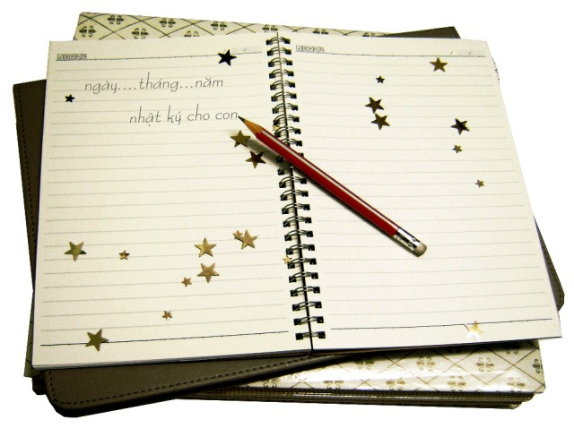 Quá bận rộn với những công việc không tên ở nhà cũng như ở nơi làm việc nên mẹ mắc lỗi để cuốn nhật ký cho con yêu chỏng chơ cả mấy tuần lễ. (Ảnh minh họa)