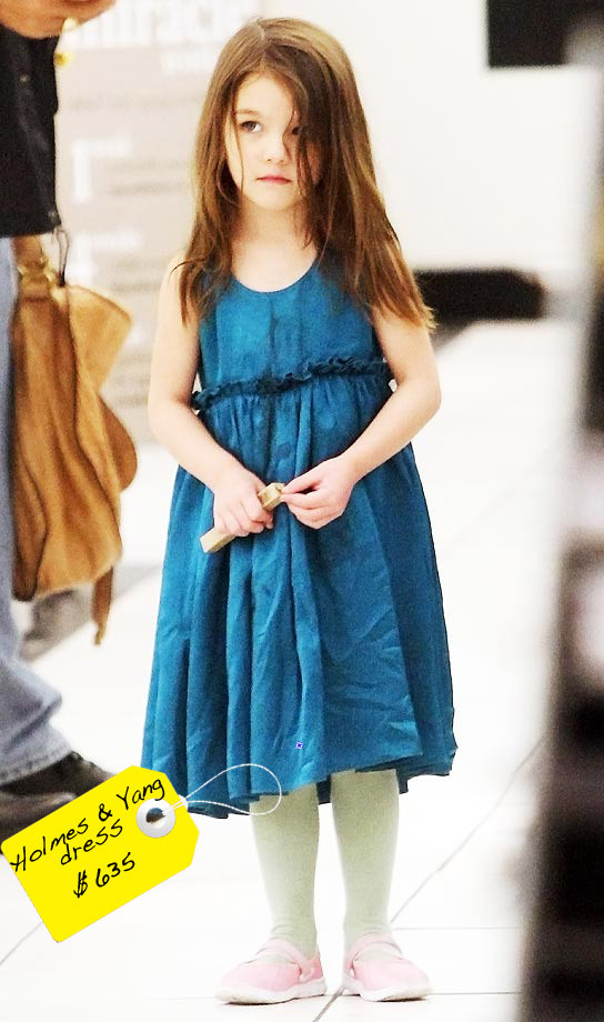 Cô bé diện bộ váy hiệu Holmes and Yang có giá 635 USD (hơn 13 triệu đồng).