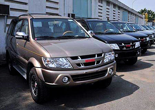 Theo khung phí, lệ phí mới được HĐND TP.Hà Nội quyết định chiều 8/12, lệ phí đăng ký ô tô dưới 10 chỗ ngồi sẽ tăng từ 2 triệu đồng lên 20 triệu đồng.