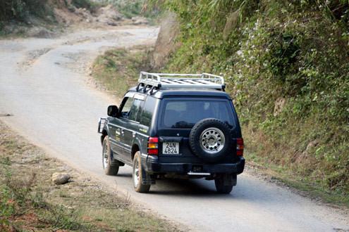 Sau đó, cả nhóm lên ôtô đi xuống trung tâm Bản Hồ chơi trò bịt mắt bắt dê. Xung quanh ngôi nhà này có 3 vệ sĩ đứng quanh. Mark và cả nhóm chỉ chơi trò này chừng 15 phút.
