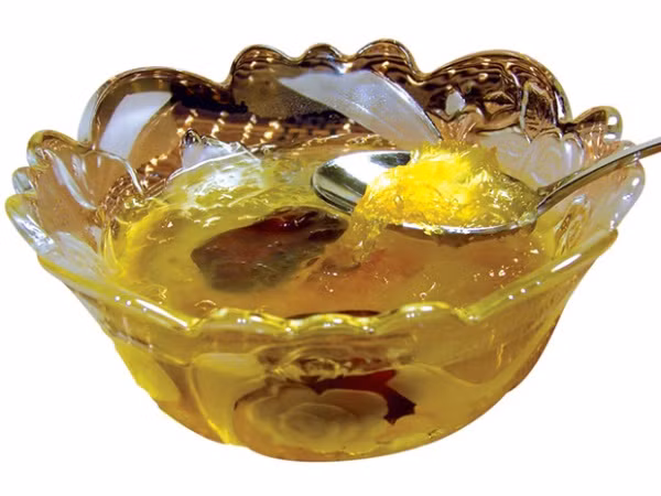 Món yến sào ăn bất cứ giờ giấc nào trong ngày, có thể sử dụng trong trạng thái nóng, nguội, lạnh mà không có tác dụng xấu. Nếu có đủ điều kiện nên ăn thường xuyên, ít nhất 3 lần trong mỗi tuần lễ. Theo lời khuyên của các nhà nghiên cứu, tốt nhất nên ăn yến sào vào lúc dạ dày trống rỗng, hoặc buổi tối, trước khi đi ngủ, hoặc dùng 1 chén súp yến sào lúc sáng sớm (khoảng 30 phút trước khi ăn điểm tâm).