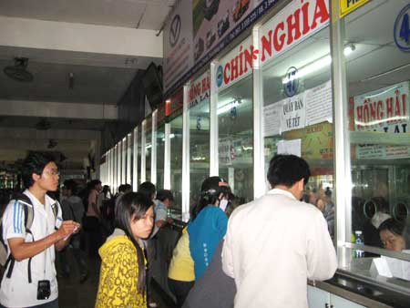 Hành khách mua vé tại Bến xe Miền Đông sáng 8/12. Ảnh: H.Ký. Hành khách mua vé tại Bến xe Miền Đông sáng 8/12. Ảnh: H.Ký.