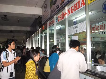 Hành khách mua vé tại Bến xe Miền Đông sáng 8/12. Ảnh: H.Ký.