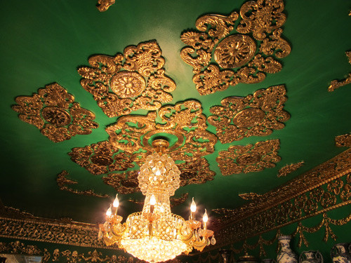 Không những được lưu truyền như giai thoại về độ giàu có thủa xưa, Bùi Xuân Hải (tức Hải "đồ cổ") còn nổi danh với những ý tưởng táo bạo, khác người. Mới đây Hải "đồ cổ" khiến dư luận choáng váng với việc trình làng bộ gốm sứ dát vàng vô cùng đẹp mắt. Để làm được mái trần dát 1,5 kg vàng này đòi hỏi rất kỳ công. Không những được lưu truyền như giai thoại về độ giàu có thủa xưa, Bùi Xuân Hải (tức Hải "đồ cổ") còn nổi danh với những ý tưởng táo bạo, khác người. Mới đây Hải "đồ cổ" khiến dư luận choáng váng với việc trình làng bộ gốm sứ dát vàng vô cùng đẹp mắt. Để làm được mái trần dát 1,5 kg vàng này đòi hỏi rất kỳ công.