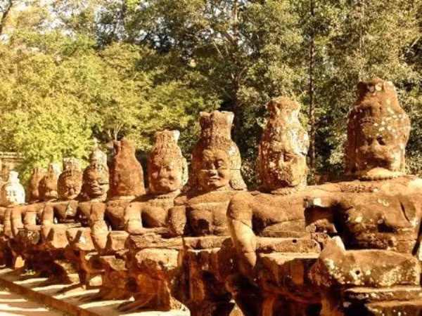 7. Tham quan đền chùa ở Campuchia Được xây dựng từ cách đây hàng ngàn năm nhưng kiến trúc hùng vĩ của Angkor Wat, Ankor Thom vẫn là một câu hỏi lớn đối với các học gải và du khách. Không những thế, Siem Riep còn có những ngôi chợ nhỏ với các món ăn đặc sản như rắn khô, lạp xưởng bò, lạp xưởng heo, các loại khô cá để bạn mua về làm quà.