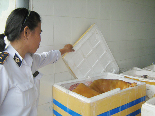 Lô thịt heo rừng giả bị Trạm Kiểm dịch động vật Thủ Đức bắt quả tang (da heo được tân trang lại cho giống với heo rừng) - Ảnh: Hoàng Việt Lô thịt heo rừng giả bị Trạm Kiểm dịch động vật Thủ Đức bắt quả tang (da heo được tân trang lại cho giống với heo rừng) - Ảnh: Hoàng Việt