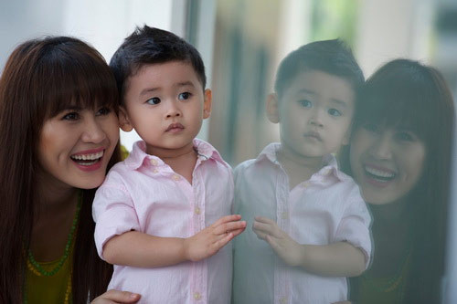 Thân Thúy Hà và con trai rạng rỡ xuống phố. Thân Thúy Hà và con trai rạng rỡ xuống phố.