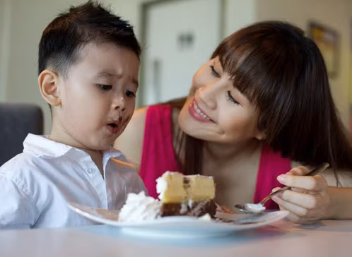 Mẹ con Thân Thúy Hà ăn bánh kem rất vui vẻ.