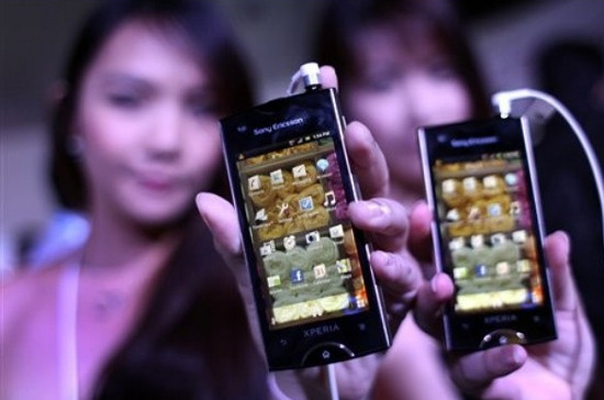 6. Điện thoại Sony Ericsson Gần đây, Sony Ericsson tung ra chiếc điện thoại thông minh Xperia Ray. Nhưng nỗ lực này có lẽ quá nhỏ nhoi và quá muộn màng. Sony Ericsson đã không thể đuổi kịp với các đối thủ về mức độ sáng tạo, nhất là Apple, dẫn tới kết quả là doanh số bết bát. 6. Điện thoại Sony Ericsson Gần đây, Sony Ericsson tung ra chiếc điện thoại thông minh Xperia Ray. Nhưng nỗ lực này có lẽ quá nhỏ nhoi và quá muộn màng. Sony Ericsson đã không thể đuổi kịp với các đối thủ về mức độ sáng tạo, nhất là Apple, dẫn tới kết quả là doanh số bết bát.