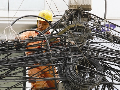 Lỗ lãi EVN, rối như canh hẹ. Ảnh: Xuân Phú.