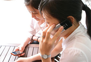 Roaming là dịch vụ cần thiết, tuy nhiên những khoản phí mà người sử dụng phải trả là một khoản tiền lớn so với những gì mà họ đã được sử dụng. Roaming là dịch vụ cần thiết, tuy nhiên những khoản phí mà người sử dụng phải trả là một khoản tiền lớn so với những gì mà họ đã được sử dụng.