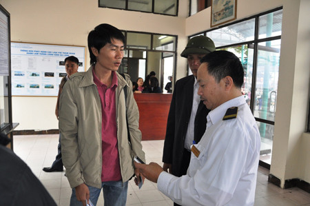 Nhiều đại diện đơn vị lữ hành và du khách bức xúc với nhân viên Cảng tàu du lịch Bãi Cháy về việc tăng giá quá cao và sốc trong buổi sáng 1/12.