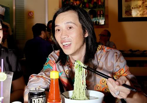 Thiết kế của quán khá đơn giản nhưng đẹp mắt và tao nhã, thích hợp cho những bữa ăn gia đình với không khí ấm cúng, thân tình. Tiểu Nhị Mì Gia của Hoài Linh được đánh giá khá ngon miệng, hương vị đặc sắc không lẫn vào đâu được với đủ loại mì, giá cả cũng rất phải chăng từ 18.000 đến 55.000 đồng. Thú vị hơn là khi đến đây ăn, thực khách sẽ có cơ hội gặp và trò chuyện cùng danh hài Hoài Linh, đây cũng là lý do thu hút khách của quán.