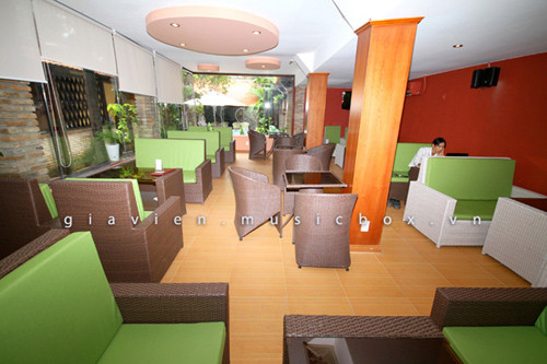 Bước vào trong là phòng lạnh được thiết kế gọn gàng và hiện đại nhưng khi phóng tầm mắt ra ngoài bạn sẽ thấy dễ chịu ngay tức khắc nhờ chút “hương đồng gió nội”.