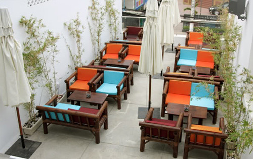 # Bo Music được thiết kế khá bắt mắt, phù hợp với đối tượng tuổi teen vì đây cũng là lượng fan hùng hậu của anh Bo, bên trong bài trí hiện đại, thu hút khách. Những lúc rảnh rỗi, Đan Trường có mặt ở quán để giao lưu với người hâm mộ và xem xét công việc kinh doanh.