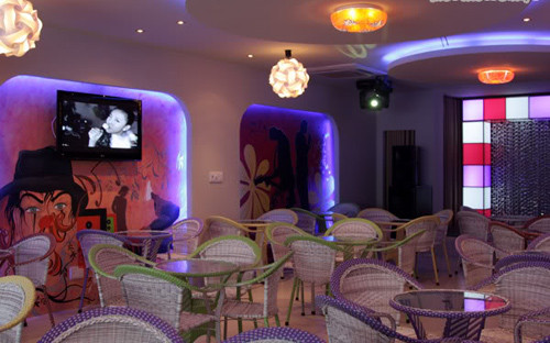 Đồ uống của quán khá đặc biệt ở tên gọi, so với những thức uống thông thường mang tên sinh tố hay café thì anh lại nghĩ ra cách đặt tên độc đáo hơn bằng chính những bài hát gắn liền với tên tuổi Đan Trường.