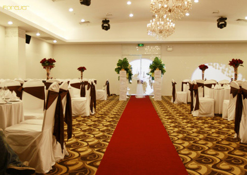 Forever là nơi nghệ sĩ thường tổ chức họp báo, ra mắt album. Người "bắn phát pháo" đầu tiên chính là chủ nhân của nhà hàng với album Khi người yêu tôi khóc và sau đó Nguyễn Hồng Thuận cũng chọn Forever để giới thiệu album đầu tay của mình.