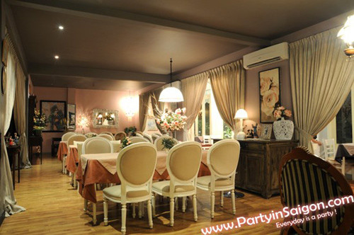 Dù khá bận rộn với việc ca hát nhưng Quang Vinh luôn dành thời gian cho L’Appartement vì đây chính là sở thích của anh chàng ngoài đam mê trở thành ca sĩ. Hiện tại quán đã trả mặt bằng lại và thời gian này Quang Vinh đang tất bật tìm kiếm địa điểm mới để công việc của quán không bị gián đoạn.