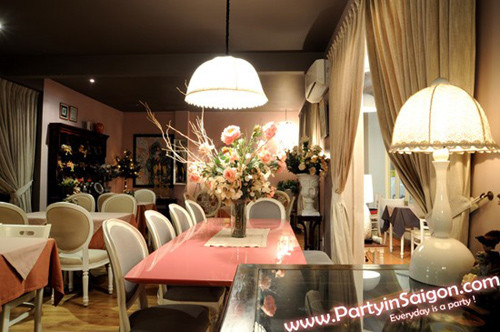 L’Appartement mang phong cách sang trọng và tinh tế, khi vừa đặt chân đến đây bạn sẽ choáng ngợp bởi nội thất bắt mắt và không gian cực kỳ lãng mạn, điều này gần giống với tính cách nhẹ nhàng, bay bổng của hoàng tử Sơn Ca. Ngoài thức uống, L’Appartement còn phục vụ đồ ăn nhẹ, khách đến đây đều tấm tắc khen món ăn của quán được chế biến rất ngon miệng.