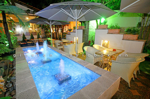 Điểm nhấn của Gia Viên ở cách bài trí theo phong cách sân vườn “made in Việt Nam”. Màu đỏ của mái ngói tươi, tường gạch dưới lối đi và những rặng tre hai bên đường mang đến cho bạn một bức tranh thuần Việt với cảnh thiên nhiên dân dã, gần gũi.