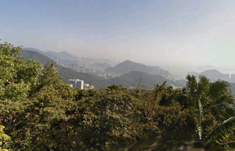 Bao phủ xung quanh bởi rừng cây xanh lá, các căn biệt thự tại khu vực này nhìn xuống trung tâm Hong Kong nhộn nhịp. Bao phủ xung quanh bởi rừng cây xanh lá, các căn biệt thự tại khu vực này nhìn xuống trung tâm Hong Kong nhộn nhịp.