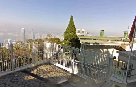 Từ số nhà 19 đường Severn Road nhìn ra có thấy thấy được quang cảnh tráng lệ của đến tận chân trời Hong Kong.