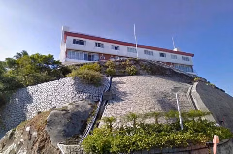 Căn nhà này được xây ở vị trí giao giữa đường Severn và đường Plantation. Do nằm trên đồi cao, căn nhà này có tầm nhìn đẹp bao quát ra toàn khu vực Hong Kong và vùng biển phía sau.