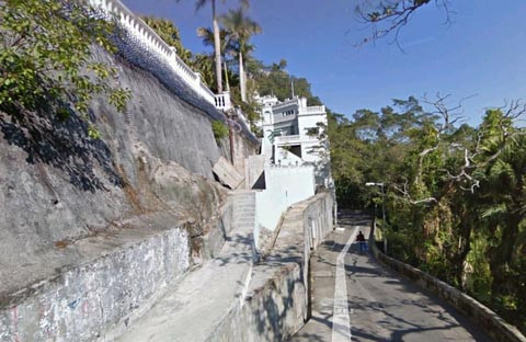 Hầu hết ngôi nhà ở Severn Road đều có lối dẫn lên rất dốc và độc đáo. Hầu hết ngôi nhà ở Severn Road đều có lối dẫn lên rất dốc và độc đáo.