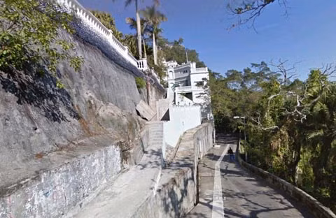 Hầu hết ngôi nhà ở Severn Road đều có lối dẫn lên rất dốc và độc đáo.