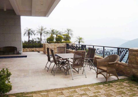Sân sau của một trong số những ngôi nhà 41 triệu USD trên nhìn ra vùng biển bao la. Sân sau của một trong số những ngôi nhà 41 triệu USD trên nhìn ra vùng biển bao la.