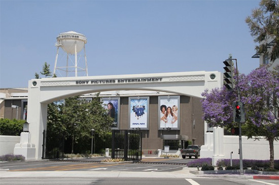 1. Hãng phim Sony Pictures Những cú đột phá của Sony từ lĩnh vực hàng điện tử sang máy chơi trò chơi tới điện ảnh đã không thành công như mong đợi. Prophet cho rằng, để tháo gỡ sai lầm, Sony nên rút khỏi lĩnh vực điện ảnh và trở về với lĩnh vực mà hãng hoạt động tốt nhất. 1. Hãng phim Sony Pictures Những cú đột phá của Sony từ lĩnh vực hàng điện tử sang máy chơi trò chơi tới điện ảnh đã không thành công như mong đợi. Prophet cho rằng, để tháo gỡ sai lầm, Sony nên rút khỏi lĩnh vực điện ảnh và trở về với lĩnh vực mà hãng hoạt động tốt nhất.