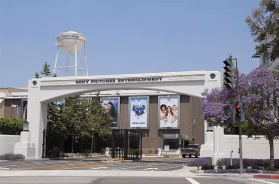 1. Hãng phim Sony Pictures Những cú đột phá của Sony từ lĩnh vực hàng điện tử sang máy chơi trò chơi tới điện ảnh đã không thành công như mong đợi. Prophet cho rằng, để tháo gỡ sai lầm, Sony nên rút khỏi lĩnh vực điện ảnh và trở về với lĩnh vực mà hãng hoạt động tốt nhất.