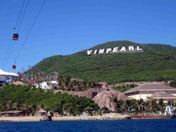 4. Nha Trang Tuy thời tiết mùa đông khá lạnh nhưng không ngăn được cảm giác vui thích hoà mình vào dòng nước hay thú vui tay trong tay thả chân trần dọc bãi biển. Không khí se lạnh mùa xuân khoác làm dịu đi cái nắng gay gắt của mảnh đất này cũng nhxóa nhòa đi cái bức bối khó chịu. 4. Nha Trang Tuy thời tiết mùa đông khá lạnh nhưng không ngăn được cảm giác vui thích hoà mình vào dòng nước hay thú vui tay trong tay thả chân trần dọc bãi biển. Không khí se lạnh mùa xuân khoác làm dịu đi cái nắng gay gắt của mảnh đất này cũng nhxóa nhòa đi cái bức bối khó chịu.