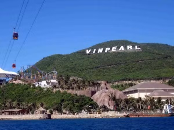 4. Nha Trang Tuy thời tiết mùa đông khá lạnh nhưng không ngăn được cảm giác vui thích hoà mình vào dòng nước hay thú vui tay trong tay thả chân trần dọc bãi biển. Không khí se lạnh mùa xuân khoác làm dịu đi cái nắng gay gắt của mảnh đất này cũng nhxóa nhòa đi cái bức bối khó chịu.