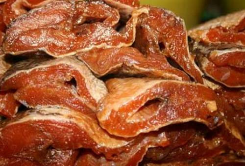 1. Mắm cá – Châu Đốc Theo bà con làm nghề ủ mắm ở Châu Đốc cho biết thì bất cứ loài cá nào cũng có thể làm mắm được. Nhưng theo kinh nghiệm của làng nghề thì chỉ có một số loài cá như cá lóc, cá trèn, cá sặc, cá chốt, cá linh... làm mắm là thơm ngon, do thịt cá có độ dai của sớ, khi đem làm mắm mới đạt chuẩn của mắm ngon. 1. Mắm cá – Châu Đốc Theo bà con làm nghề ủ mắm ở Châu Đốc cho biết thì bất cứ loài cá nào cũng có thể làm mắm được. Nhưng theo kinh nghiệm của làng nghề thì chỉ có một số loài cá như cá lóc, cá trèn, cá sặc, cá chốt, cá linh... làm mắm là thơm ngon, do thịt cá có độ dai của sớ, khi đem làm mắm mới đạt chuẩn của mắm ngon.