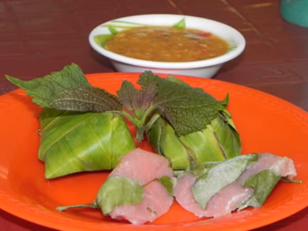 Nem Ninh Hòa là đặc sản của tỉnh Khánh Hòa rất phổ biến ở vùng này. Nhiều người phải nếm thử nem nướng khi đặt chân đến Ninh Hòa hay Nha Trang.