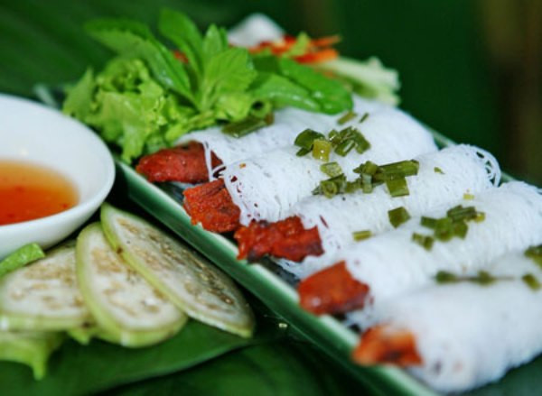 Nem nướng ăn kèm thường là bánh hỏi và bún. Cùng vài miếng bánh tráng cuốn tròn chiên giòn rụm. Rau ăn với nem nướng không thể thiếu xà lách, rau húng, chuối chát, hẹ lá và nhiều loại rau rừng chỉ có ở miền Trung. Nem nướng ăn kèm thường là bánh hỏi và bún. Cùng vài miếng bánh tráng cuốn tròn chiên giòn rụm. Rau ăn với nem nướng không thể thiếu xà lách, rau húng, chuối chát, hẹ lá và nhiều loại rau rừng chỉ có ở miền Trung.