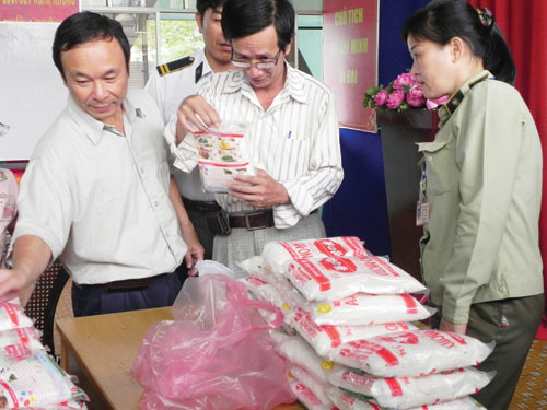 Quản lý thị trường kiểm tra hàng giả - Ảnh: H.V