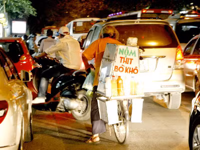 Nộm được coi là một trong những món ngon phố cổ.