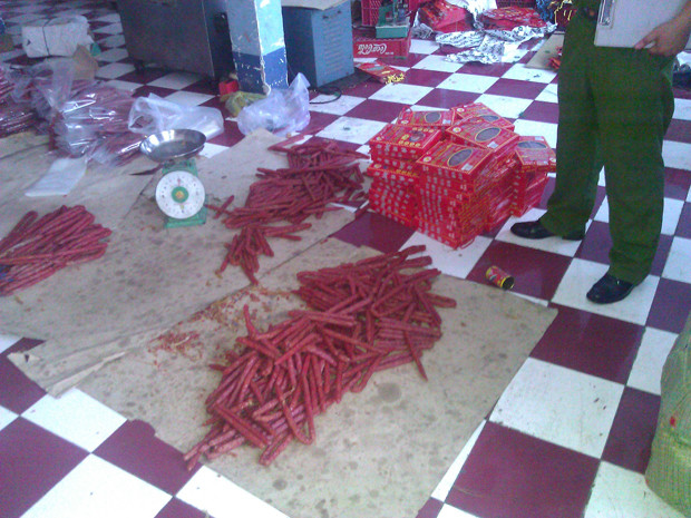 Lạp xưởng thành phẩm vứt cả ra nền gạch. Lạp xưởng thành phẩm vứt cả ra nền gạch.