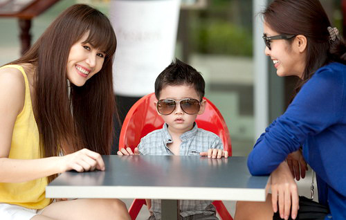 Thân Thúy Hà và con chụp hình cùng 'Cô Trúc' Hà Tăng. Thân Thúy Hà và con chụp hình cùng 'Cô Trúc' Hà Tăng.