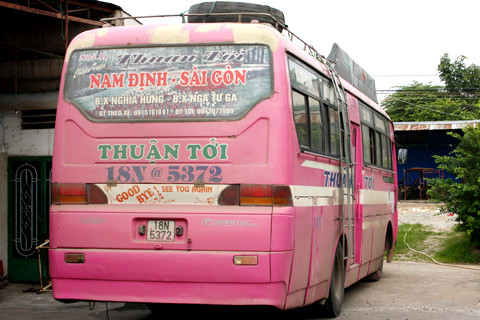 Chiếc xe mang biển số tỉnh Nam Định chở gần 2 tấn thịt lợn thối và trái cây không nguồn gốc, bị bắt giữ ở cửa ngõ phía Đông Sài Gòn.