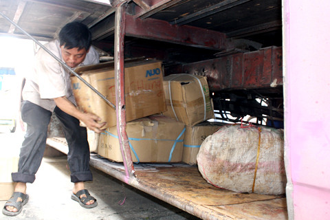 Hơn 30 thùng trái cây khô không hề có nguồn gốc, hạn sử dụng, được đóng kín ở dưới gầm xe nhằm qua mặt cơ quan chức năng.