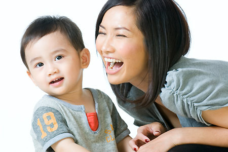 Hiền luôn yêu thương con hết mực, tìm cách bù đắp khoảng trống tình cảm cho bé Sonic.