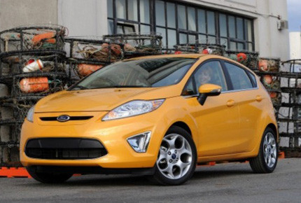 4. Ford Fiesta Giá khởi điểm: 13.200 USD 4. Ford Fiesta Giá khởi điểm: 13.200 USD